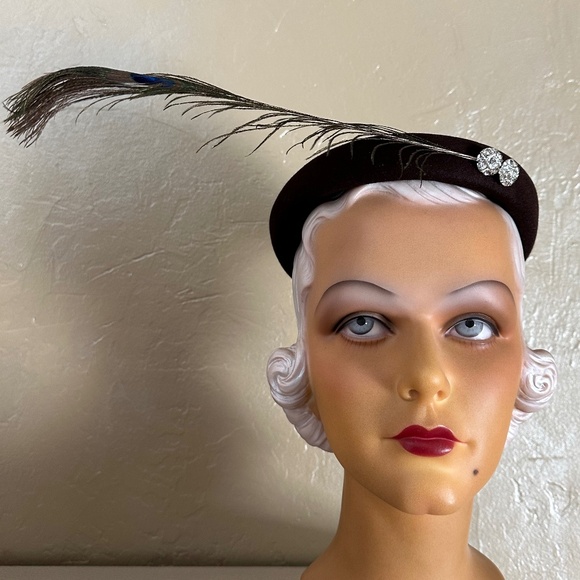 SEDUCTIVE 1950s\' BROWN FELT COCKTAIL HAT - RHINESTONES  &  LONG PEACOCK FEATHER main image 9